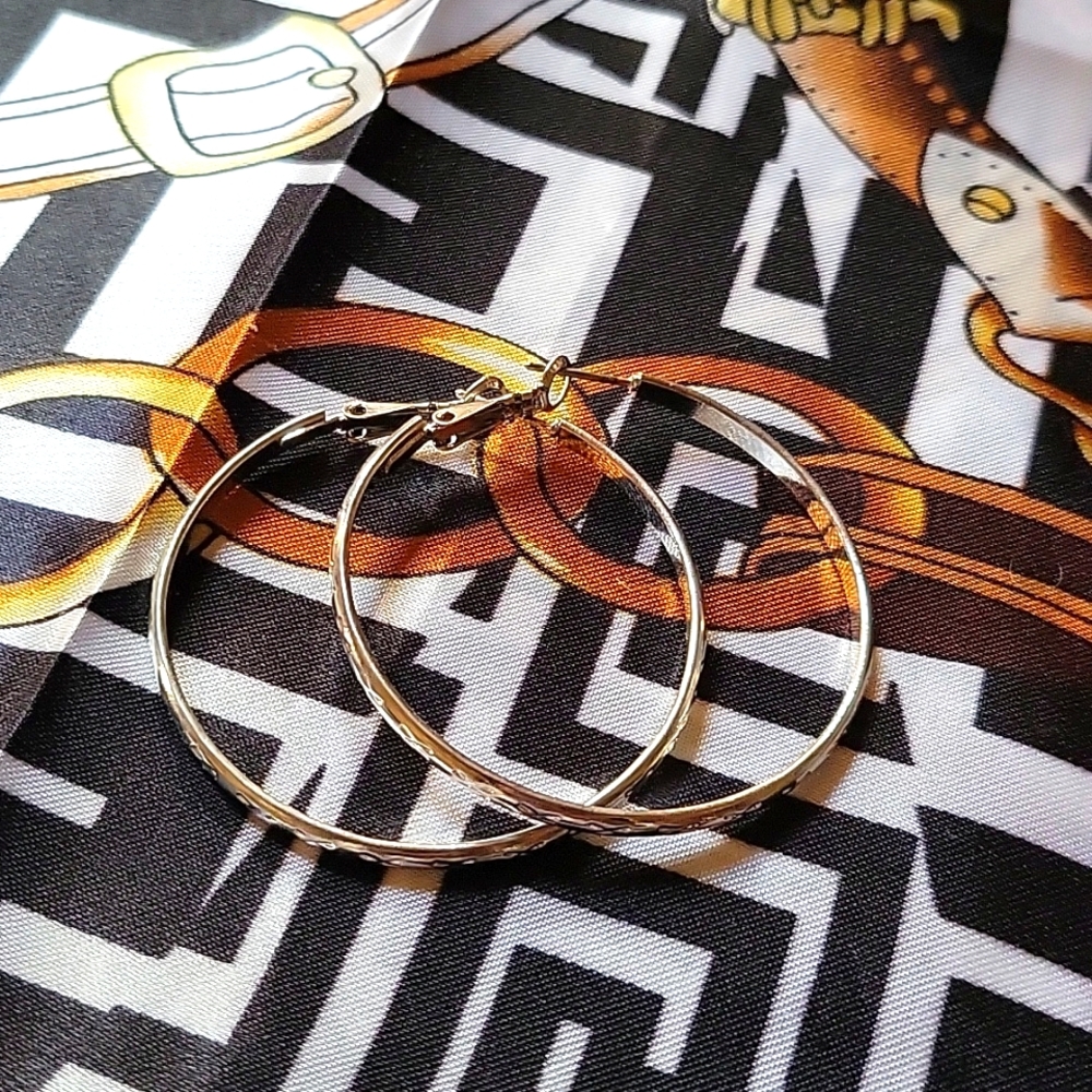 SILVERTONE NWOT MEDIUM HOOP EARRINGS